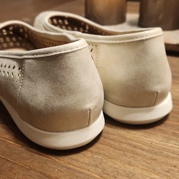 Cliffs By White Mountain Cut-Out Flats, Size 10M - Picture 5 of 9
